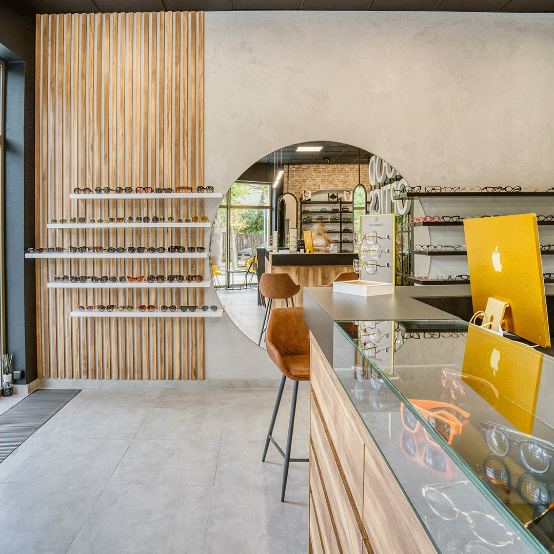 Wnętrze salonu optycznego Mood Optics z bogatą ofertą modnych i luksusowych okularów.