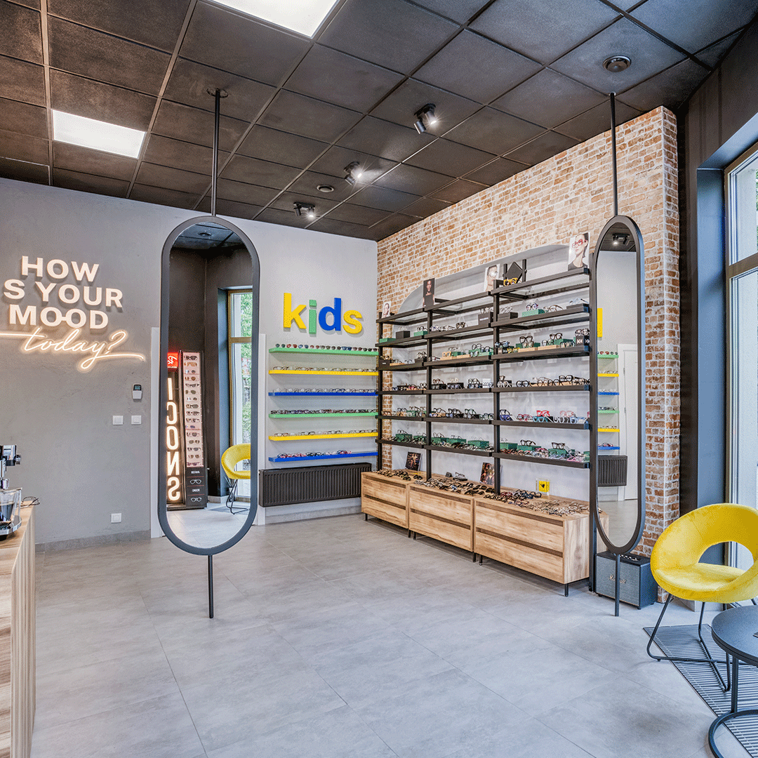 Wnętrze salonu optycznego Mood Optics z bogatą ofertą modnych i bezpiecznych okularów dla najmłodszych.