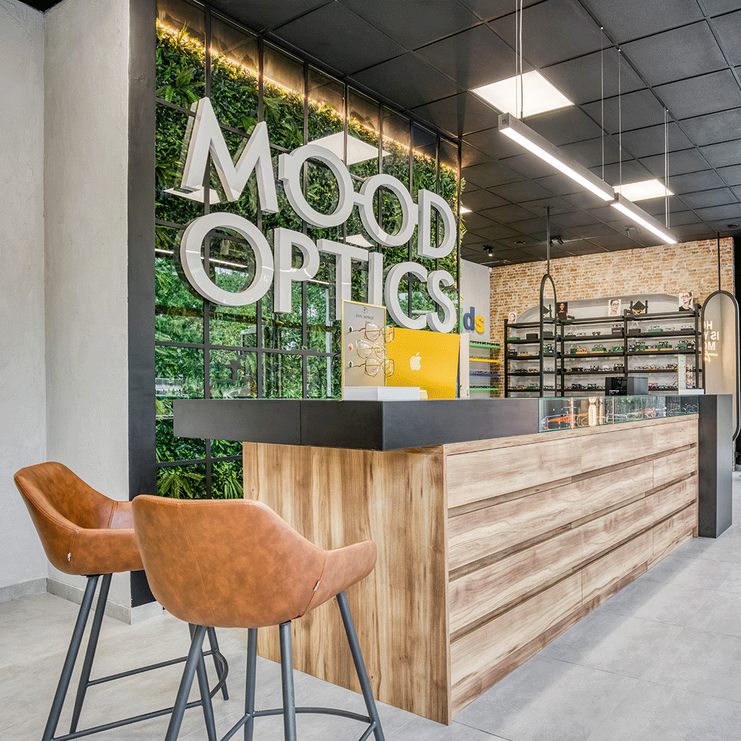 Nowoczesny salon optyczny Mood Optics, wyróżniający się loftowym i minimalistycznym podejściem do aranżacji wnętrz oraz designerskimi dodatkami.