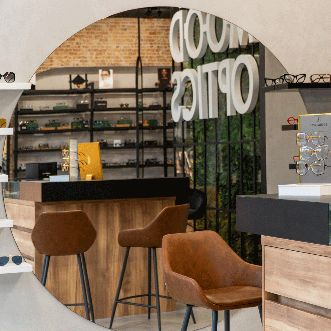 Okrągłe lustro w sklepie, odbijające otoczenie i tworzące przyjemną atmosferę zakupów.