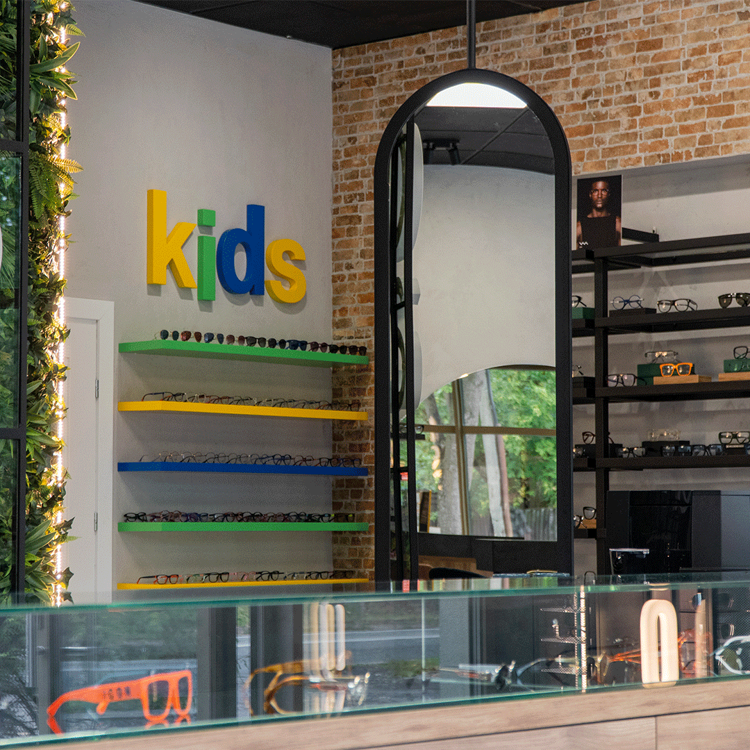 Wnętrze salonu optycznego Mood Optics z bogatą ofertą okularów dla najmłodszych.