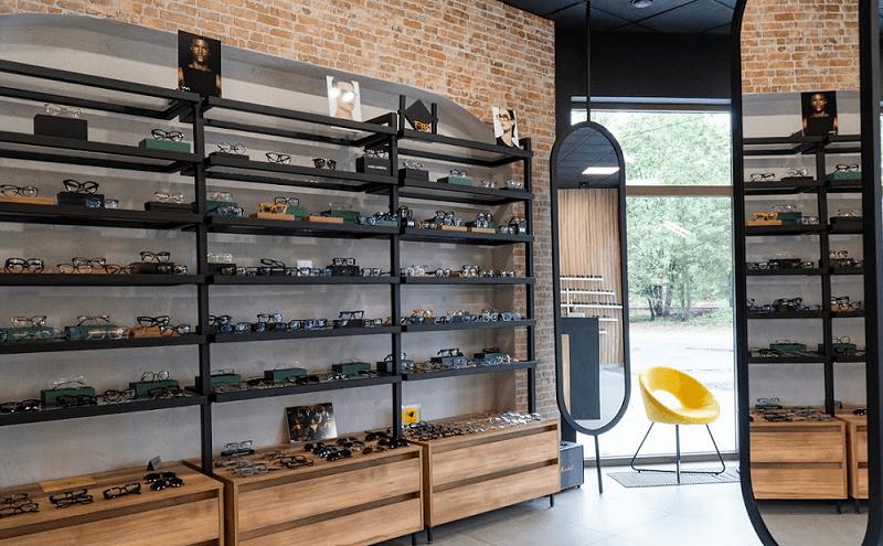 półki z luksusowymi okularami