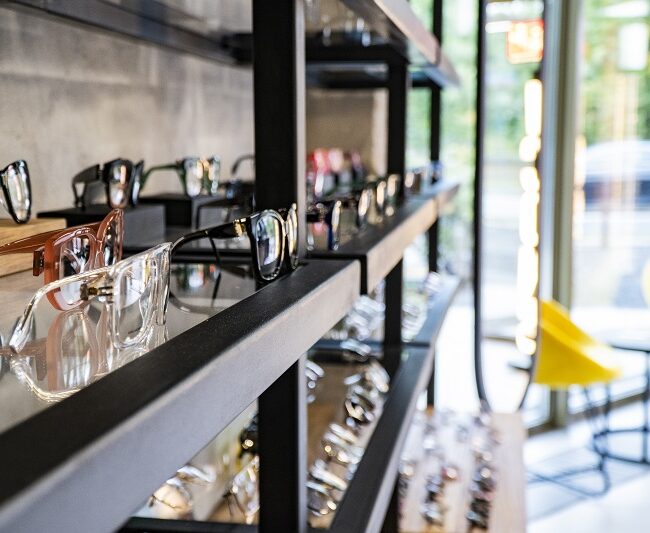 Luksusowe okulary na półce u optyka