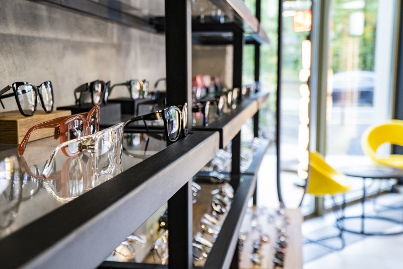 Luksusowe okulary na półce u optyka