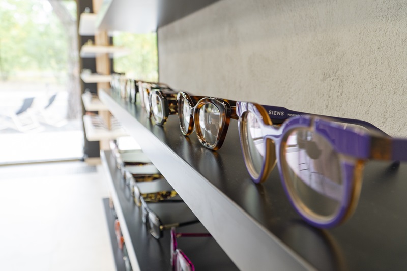 Luksusowe okulary w salonie optycznym