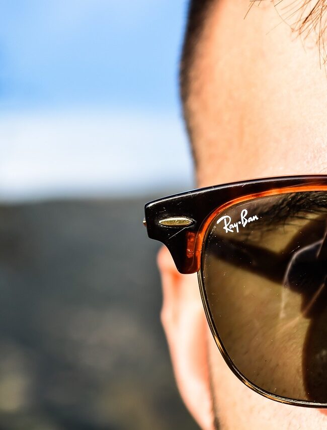 mężczyzna w okularach ray ban