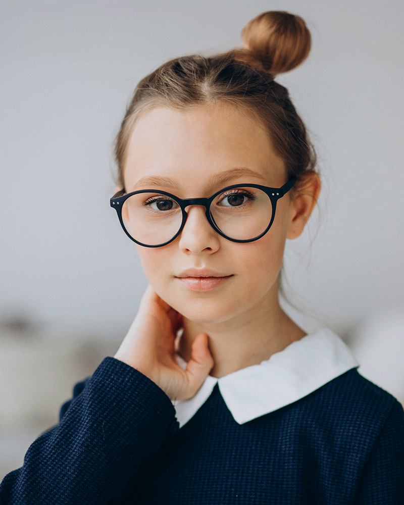 młoda dziewczyna pozuje do zdjęcia w okularach korekcyjnych