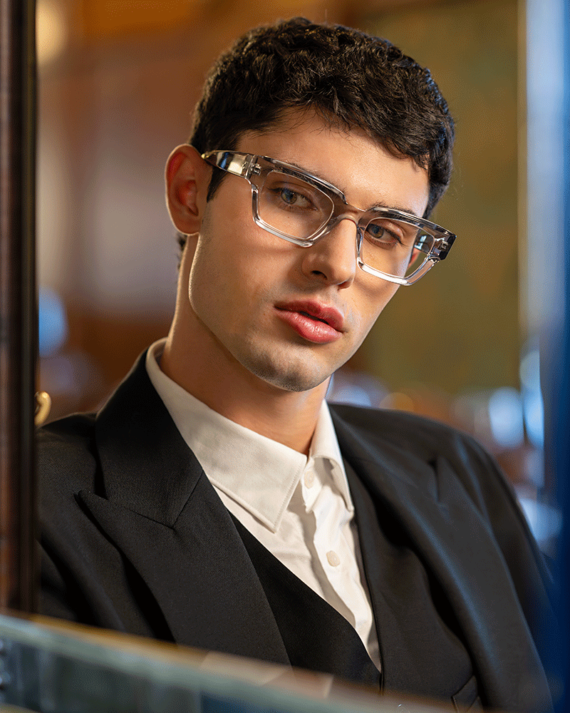 model prezentuje okulary korekcyjne