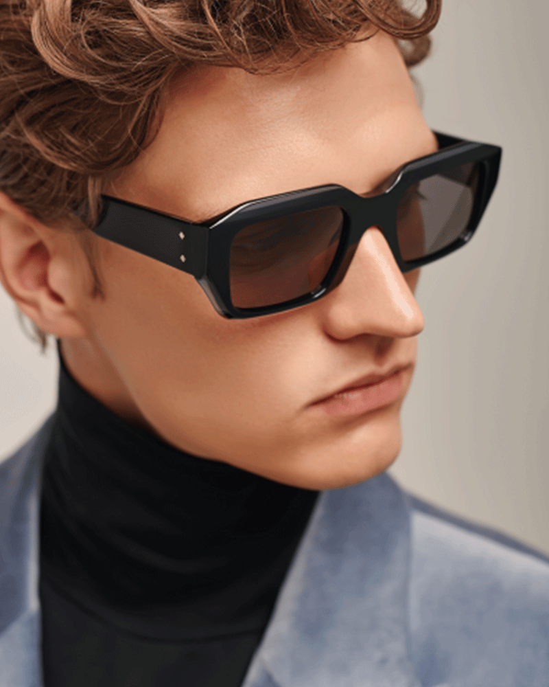 model prezentuje okulary przeciwsłoneczne