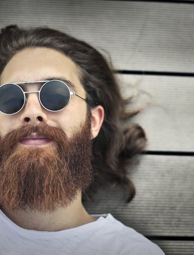 mężczyzna w okularach przeciwsłonecznych