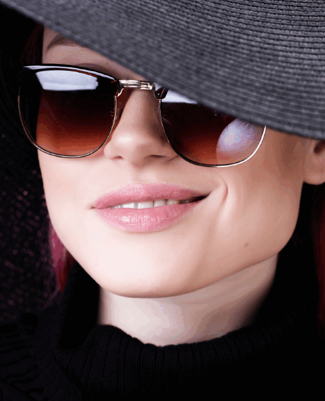 kobieta w kapeluszu i okularach przeciwsłonecznych