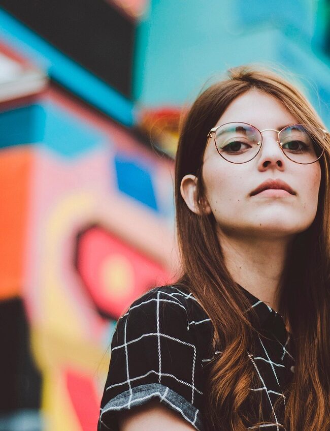 kobieta w okularach korekcyjnych