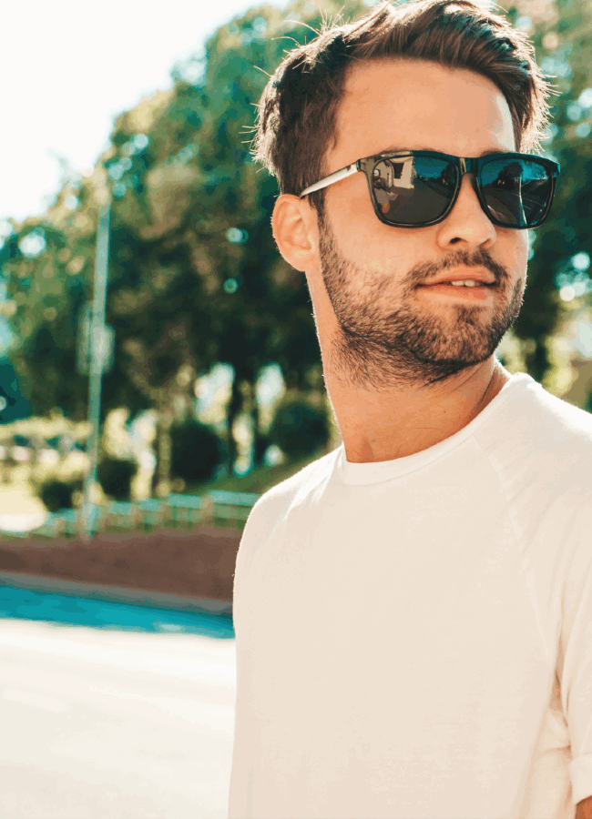 mężczyzna w okularach przeciwsłonecznych