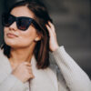 kobieta w przeciwsłonecznych okularach celine