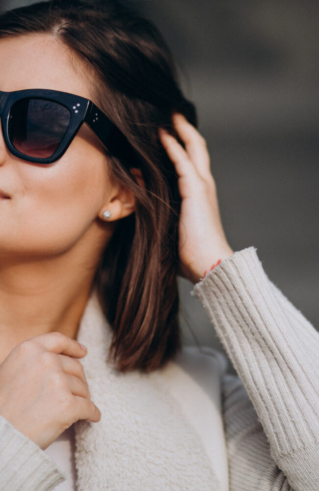 kobieta w przeciwsłonecznych okularach celine